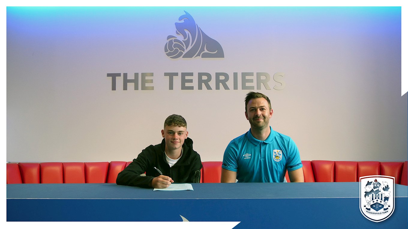 MICHAEL STONE SIGNS FIRST PROFESSIONAL CONTRACT - News